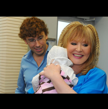 Порасналата дъщеря на Алла Пугачова е истинска красавица - нейно подобрено копие от младини (СНИМКИ)