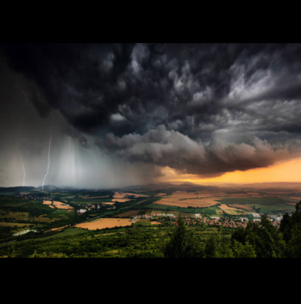 Днес небето се разтваря над България! Гръмотевици, градушки и силен вятър в тези райони: