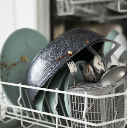 Повечето хора използват съдомиялната машина погрешно: Ето за какво всъщност служи долната кошница и защо чиниите остават мръсни
