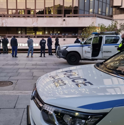 Критично състояние! Момчето, паднало от терасата на НДК, остава с опасност за живота