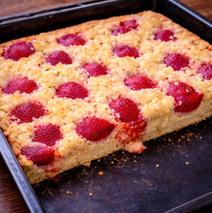 Просто изсипвам всички продукти в тавата и правя върховен Мързелив чийзкейк - без излишно цапане и миене на съдове!