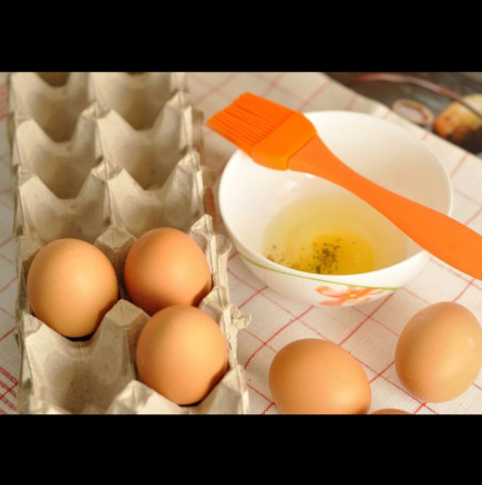 Стар трик от италианките за стъклен блясък на великденските яйца: Те никога не мажат с олио, а с ТАЗИ храна, а ефектът е УАУ!