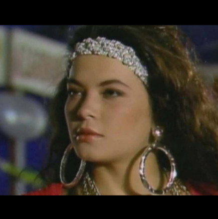 Помните ли Касандра? На 51 изуми със снимките си по бански: има тяло, на което дори два пъти по-младите от нея завиждат!