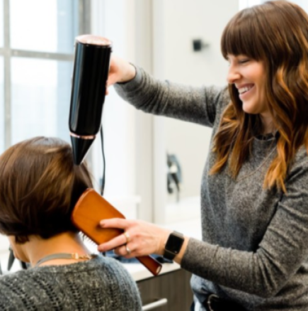 Обратно изсушаване със сешоар връща обема на тънката коса след 50: Бърз трик за по-младежка визия за минути