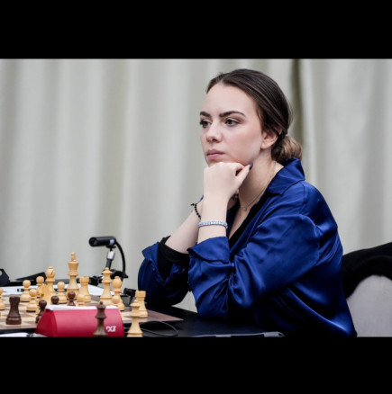 Показа горещи форми! Кралицата на шахмата Нургюл Салимова се пусна по розова нощничка в мрежата: