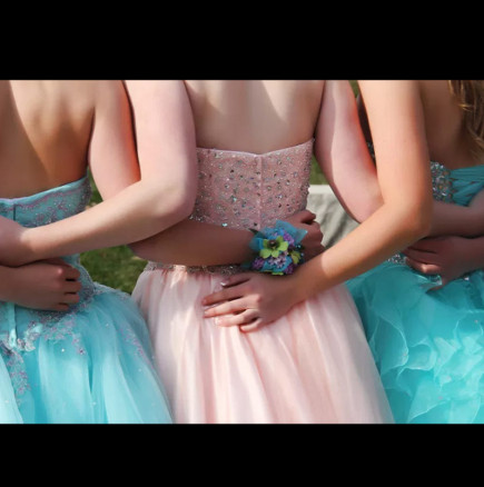 Бъдеща абитуриентка сподели какъв бюджет е отделило семейството й за бала - малко или много ви се виждат?