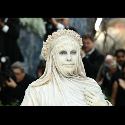 Една от най-красивите жени в света се превърна в жива скулптура на Met Gala! Визията, която събра най-много реакции: