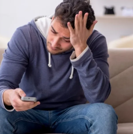 Той се пошегува , че е изневерил на гаджето си, затова беше шокиран, когато то му отговори