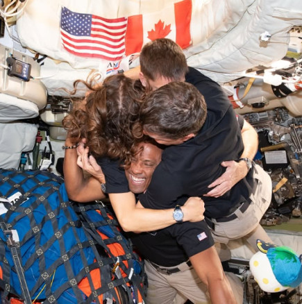 Исторически момент: Астронавтите от мисията Artemis 2 се завърнаха успешно на Земята