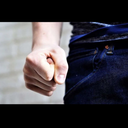 Отново насилие в столично училище! Видео документира как охранител нанася побой над дете пред десетки свидетели: