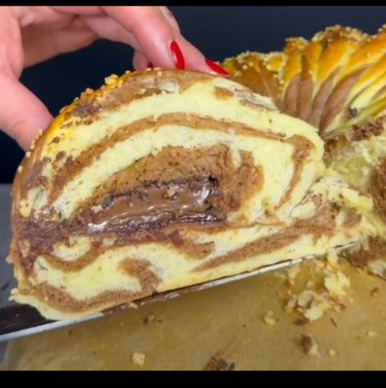 Великденско крем руло: Мек и ефирен сладкиш, пълен с шоколад! Няма начин да му устоите: