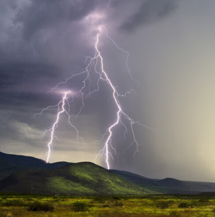 Мълния уби млад мъж на връх Ком и рани друг