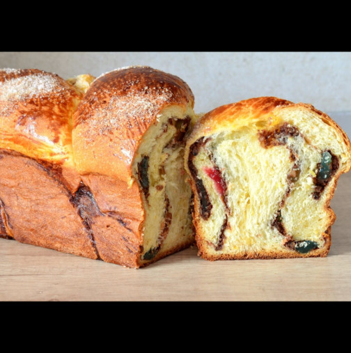 И румънците правят козунаци за чудо и приказ! Тази рецепта за Румънски козунак с орехи и локум е божествена: