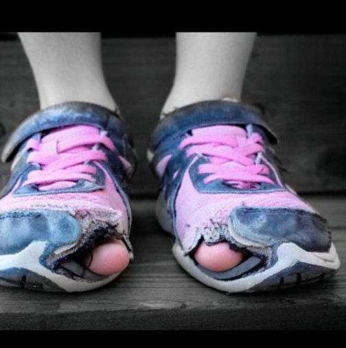 Разтърсваща мизерия: 11-годишно се грижи за по-малките деца в обор в с.Беброво, майката е само на 18г!