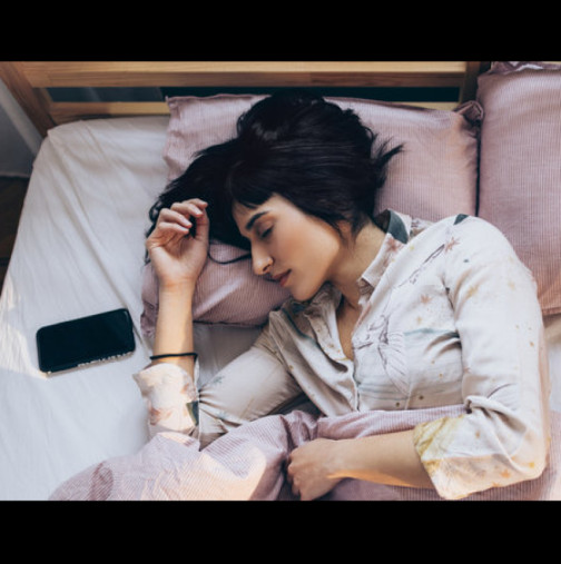 Защо НЕ трябва да спите с телефона до главата си - и не става въпрос само за радиация