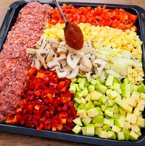 ПРОСТО нарязвам всичко, смесвам го върху тава за печене и слагам във фурната: Цялата фамилия ядем на корем 3 ДНИ!