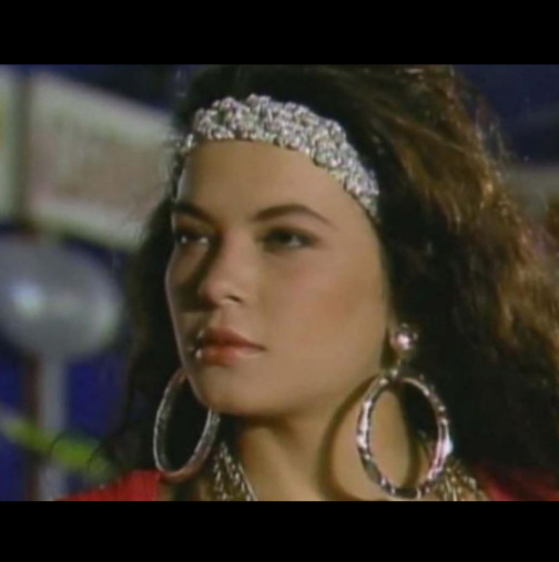 Помните ли Касандра? На 51 изуми със снимките си по бански: има тяло, на което дори два пъти по-младите от нея завиждат!