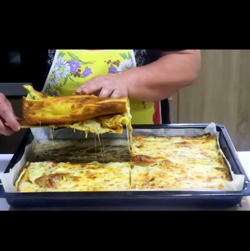 Тиквички на фурна без пържене - нареждам в пухкавата смес, пека и настъргвам отгоре кашкавал! Срам не срам, цяла тава изяждам: