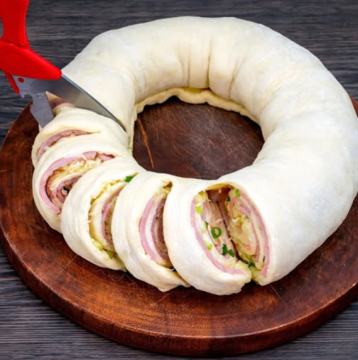 Пълня пакет с бутер тесто, навивам и нарязвам така: Забравете за соления кекс, гостите ви няма да говорят за нищо друго!