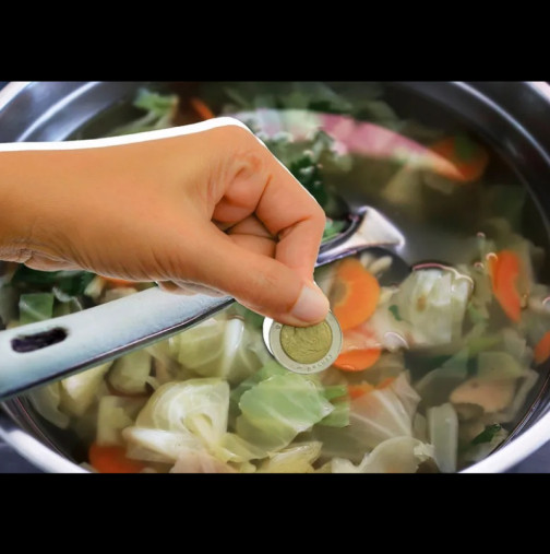 Бабиният трик, който отново завладява кухните: Защо все повече жени пускат монета в зелето?