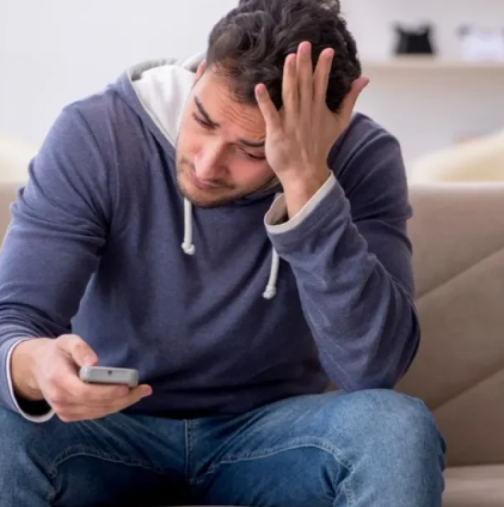 Той се пошегува , че е изневерил на гаджето си, затова беше шокиран, когато то му отговори