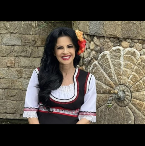 Народната певица Росица Пейчева разхожда в количка и сина си, и внучката! Вуйчото е 2 години по-голям от племенничката: