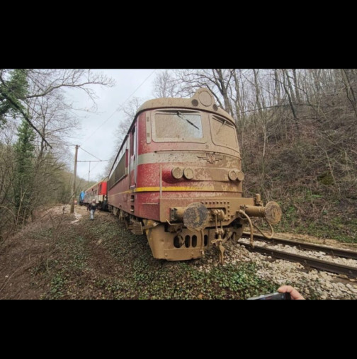 Влак дерайлира край Трявна! Има пострадали: