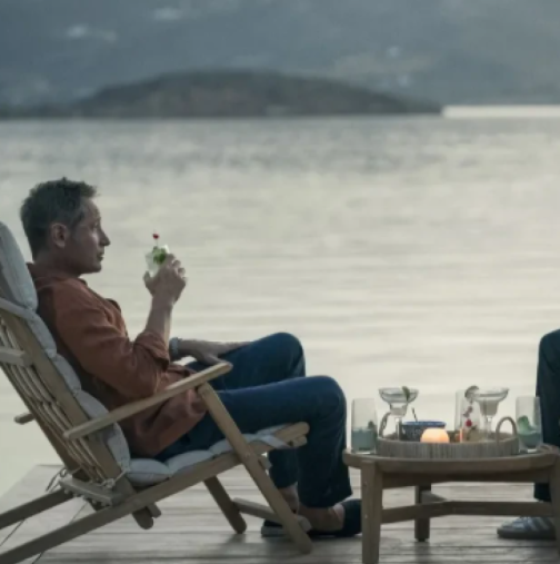 През 90-те всички жени бяха влюбени в него, а сега той изненада: Актьорът с пола и перука на главата