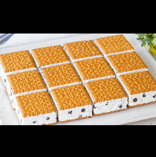 Три съставки, три минути и десертът е готов, а гостите са във възторг! Сладоледени петифури с вкус Страчатела: