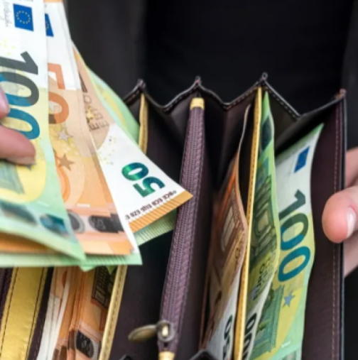 Парите ще пристигнат до края на април: 3 зодии ще изплатят дългове и ще имат пари за почивка!