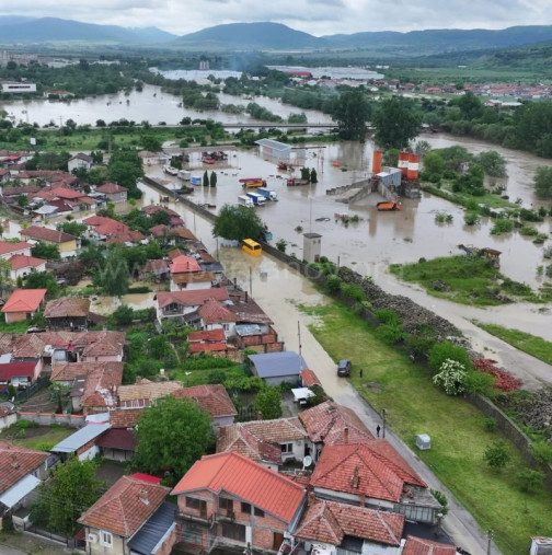СЕВЛИЕВО потъна под вода, наложиха се спешни евакуации с лодки и пожарни автомобили. 