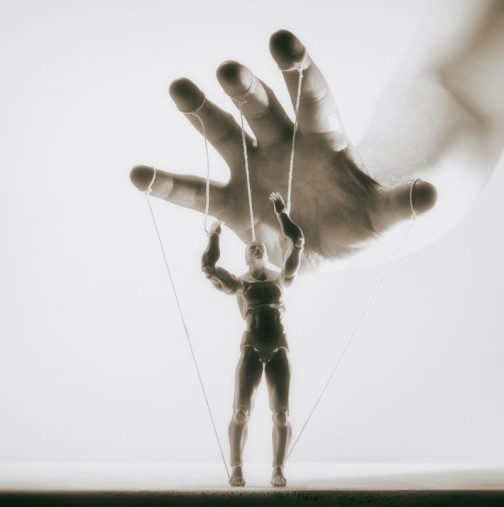Това е най-опасното оръжие на манипулаторите: Психически ви съсипва, а ето как да реагирате навреме