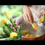 Една стара гъркиня ме научи как да приготвям невероятно ястие от най-вкусната част на тиквичката