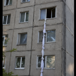 Тийнейджърка опита да слезе от 3-тия етаж по навързани чаршафи - спасиха я случайни минувачи: