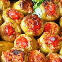 Турски пълнени чушки: По-вкусни са от класическите, а тайната е в ароматния сос