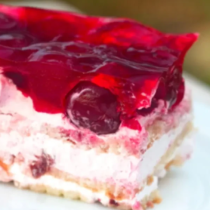 Най-лесният сладкиш с вишни без печене! Готов е за 30 минути, а вкусът му ще ви накара да поискате още едно парче