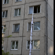 Тийнейджърка опита да слезе от 3-тия етаж по навързани чаршафи - спасиха я случайни минувачи: