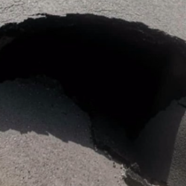 Огромна дупка погълна част от оживен булевард в София