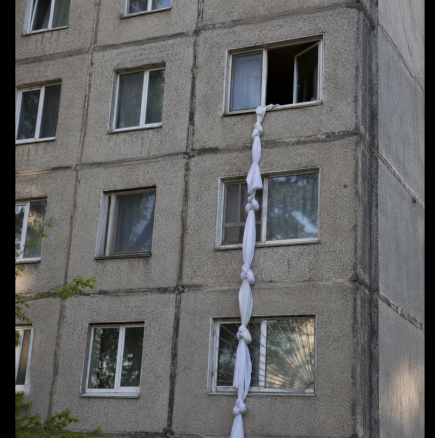 Тийнейджърка опита да слезе от 3-тия етаж по навързани чаршафи - спасиха я случайни минувачи: