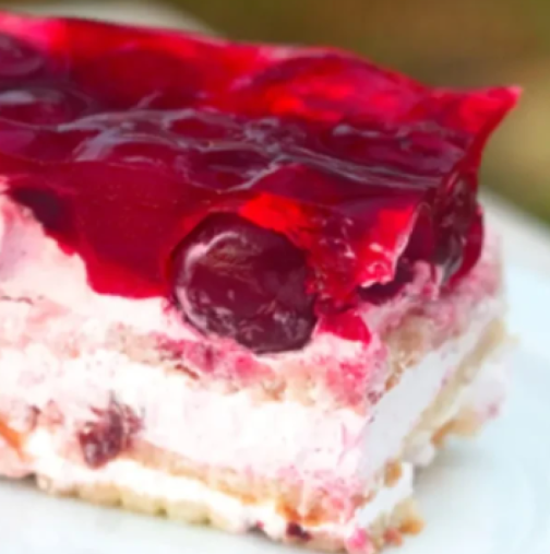 Най-лесният сладкиш с вишни без печене! Готов е за 30 минути, а вкусът му ще ви накара да поискате още едно парче