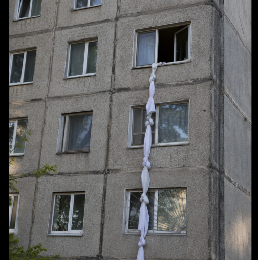 Тийнейджърка опита да слезе от 3-тия етаж по навързани чаршафи - спасиха я случайни минувачи: