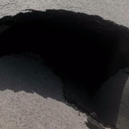 Огромна дупка погълна част от оживен булевард в София