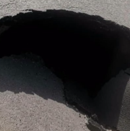 Огромна дупка погълна част от оживен булевард в София