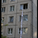 Тийнейджърка опита да слезе от 3-тия етаж по навързани чаршафи - спасиха я случайни минувачи: