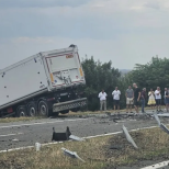 Нова катастрофа с тир, който скъса мантинела на магистрала „Тракия“ и се озова в насрещното, отново жертви!
