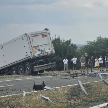 Нова катастрофа с тир, който скъса мантинела на магистрала „Тракия“ и се озова в насрещното, отново жертви!
