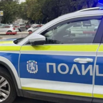Водач преследва жена с бебе след забележка с клаксон, вряза се в колата ѝ и преби и съпруга ѝ