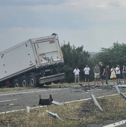 Нова катастрофа с тир, който скъса мантинела на магистрала „Тракия“ и се озова в насрещното, отново жертви!