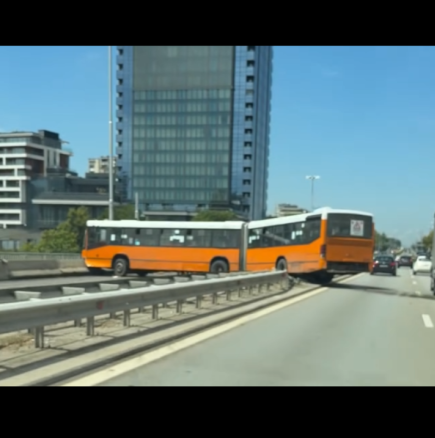 Автобус скъса мантинелата и навлезе в насрещното на Цариградско шосе! Четирима са в болница, сред тях дете: