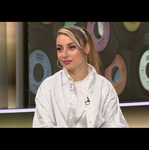 Кри го с месеци, но най-сетне го показа: Ето го мъжа до Михаела Маринова, каква сладка двойка са!